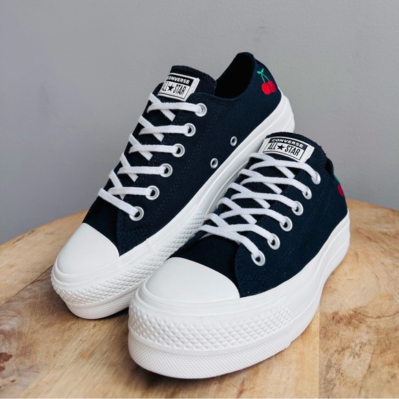 Converse Wmns size 7.5 Chuck Taylor All Star Lift Platform Low 'Cherries' Black - Picture 4 of 10